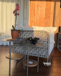 Móveis externos de alto padrão - mesas de apoio em alumínio e madeira
