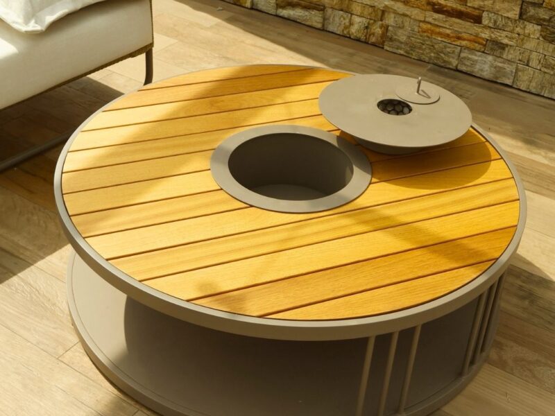 Mesa de centro com lareira ecológica para área gourmet no inverno
