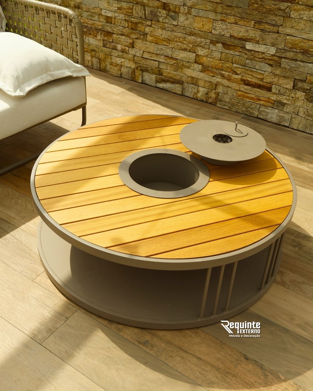 Mesa de centro com lareira ecológica para área gourmet no inverno