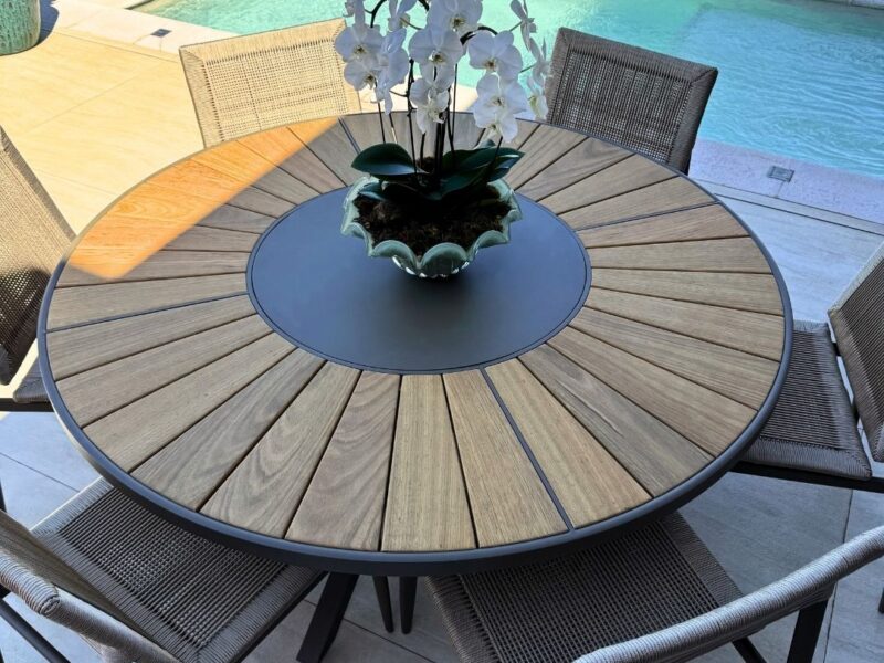 Móveis externos de alto padrão - mesa com centro giratório e poltronas em corda náutica