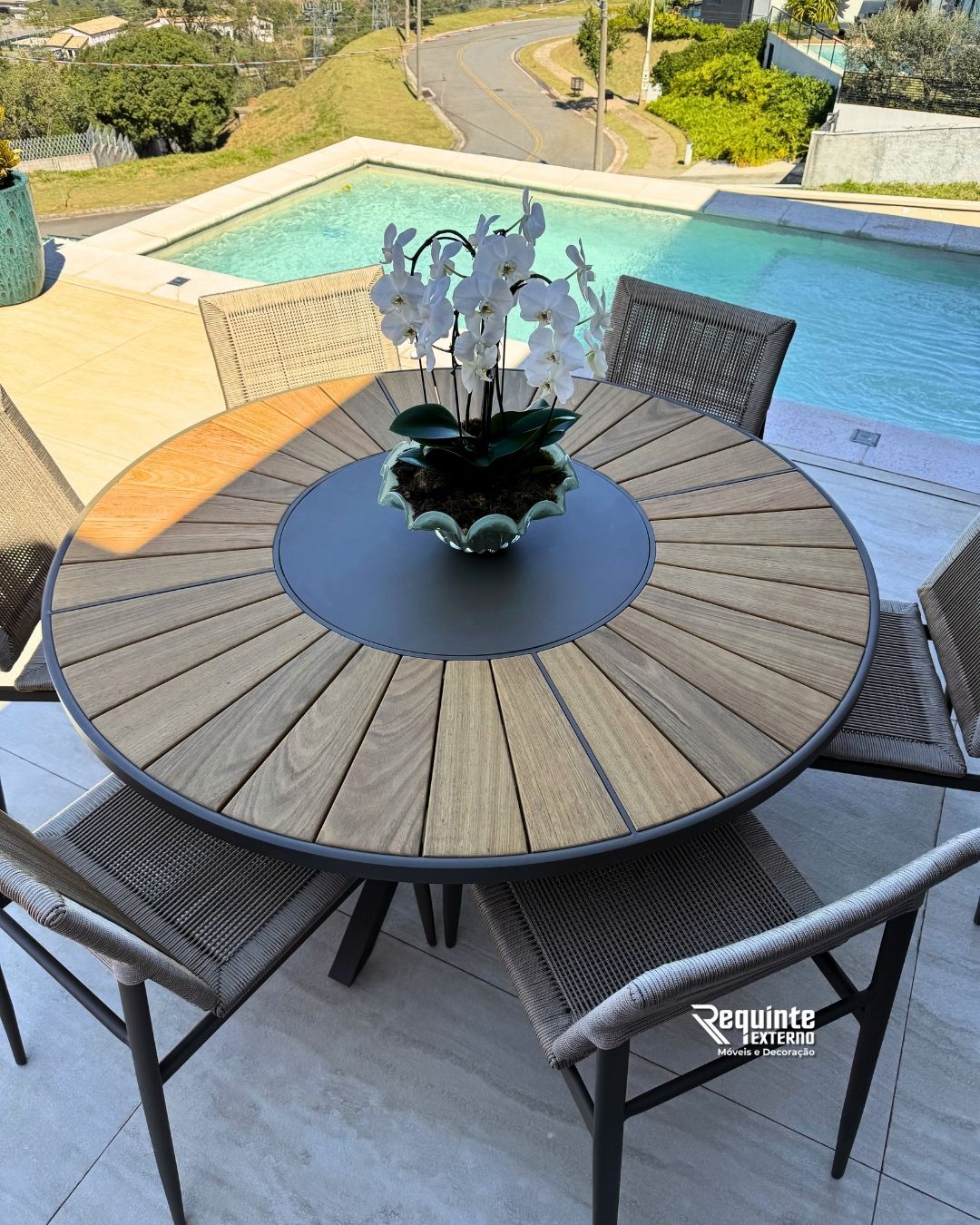 Móveis externos de alto padrão - mesa com centro giratório e poltronas em corda náutica