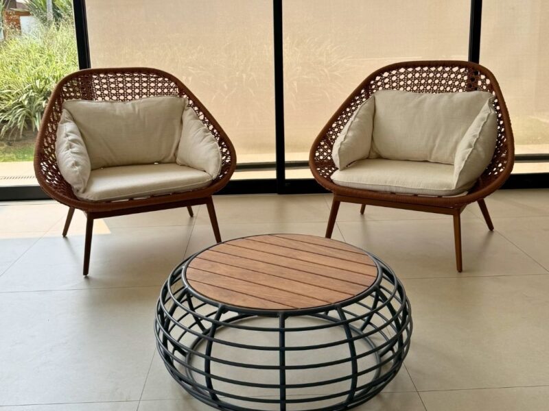 Móveis externos de alto padrão - conjunto com poltronas em corda náutica e mesa de centro