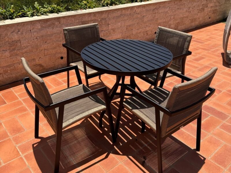 Móveis externos de alto padrão - mesa redonda com 4 poltronas para varanda compacta