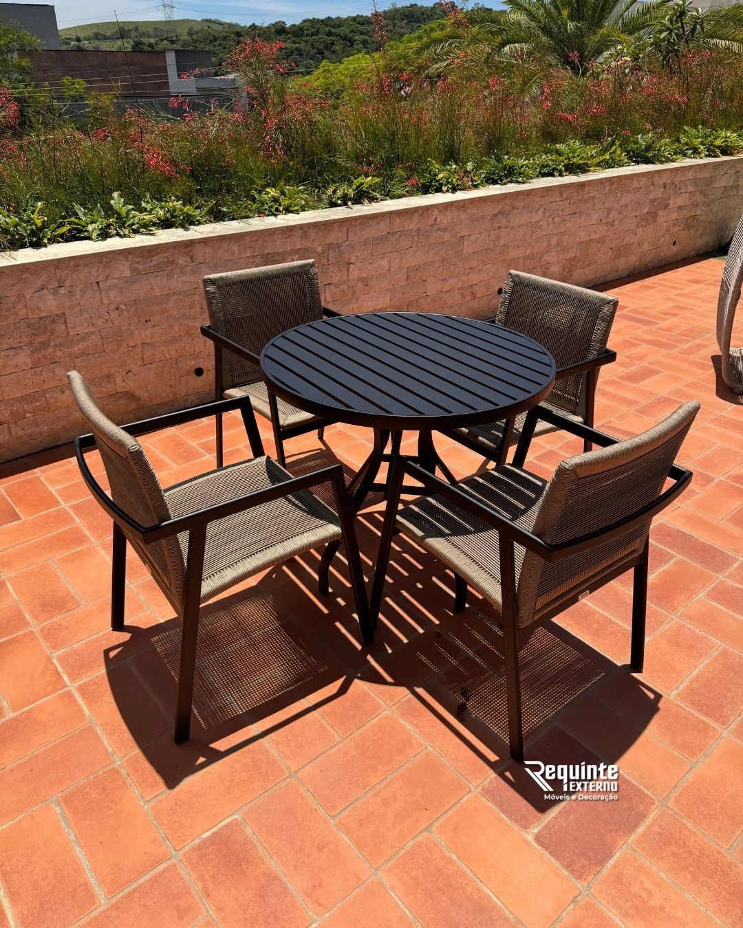 Móveis externos de alto padrão - mesa redonda com 4 poltronas para varanda compacta