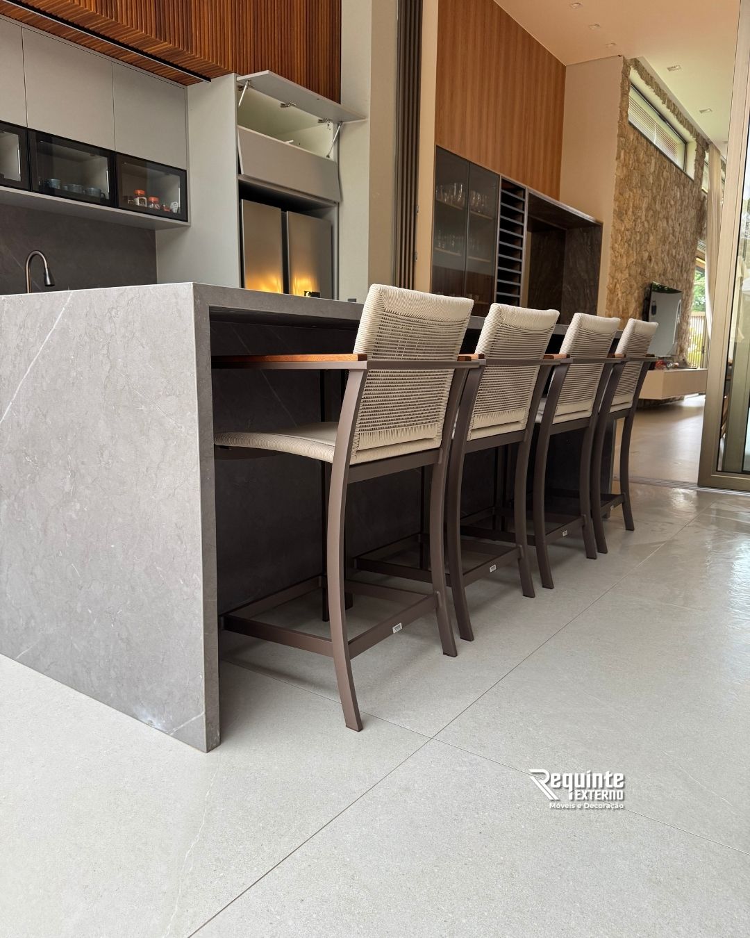 Móveis externos de alto padrão - banquetas sofisticadas para área gourmet