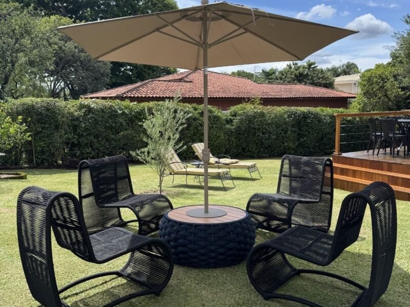 Conjunto para jardim com quatro poltronas em corda náutica, mesa central e ombrelone
