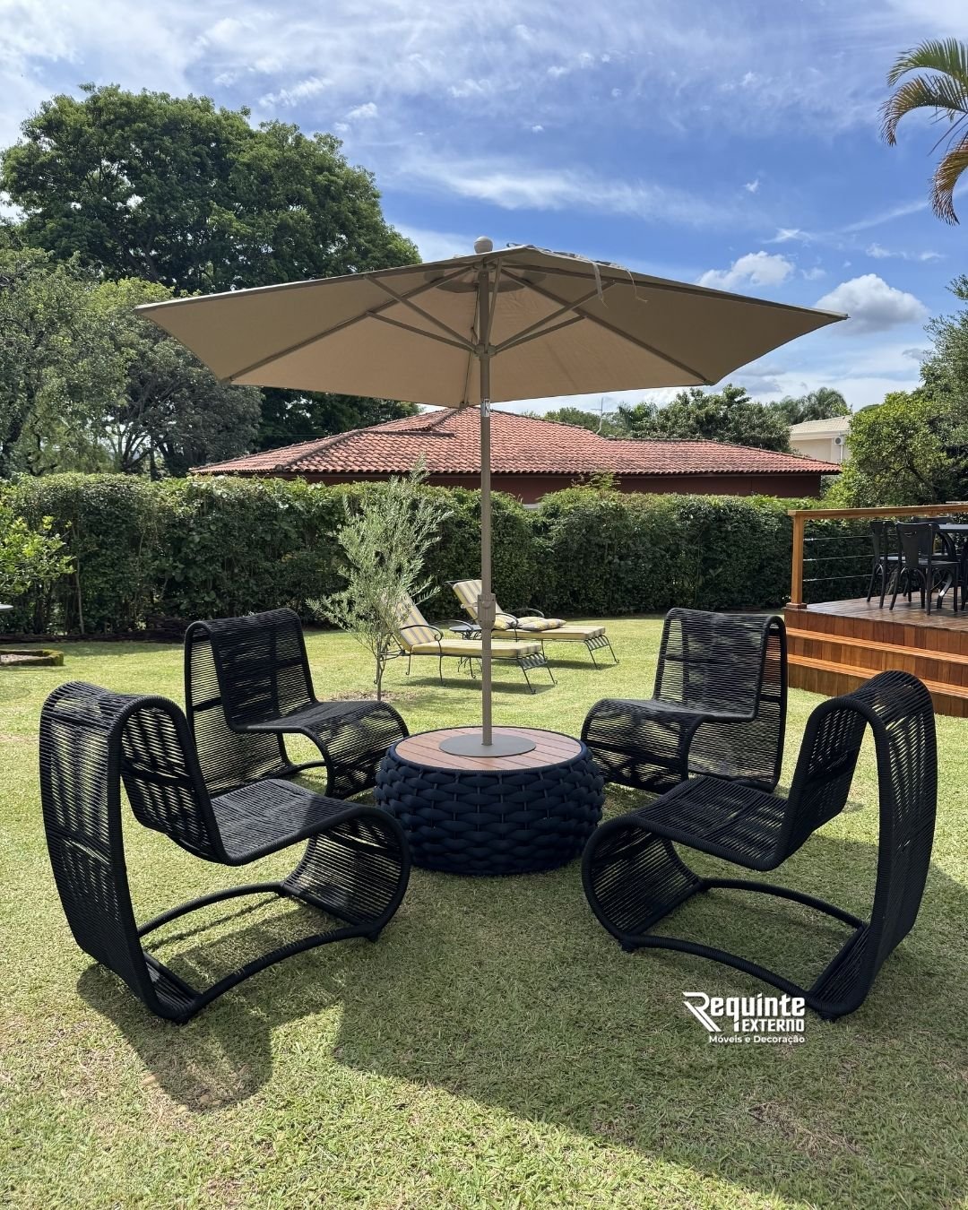 Conjunto para jardim com quatro poltronas em corda náutica, mesa central e ombrelone