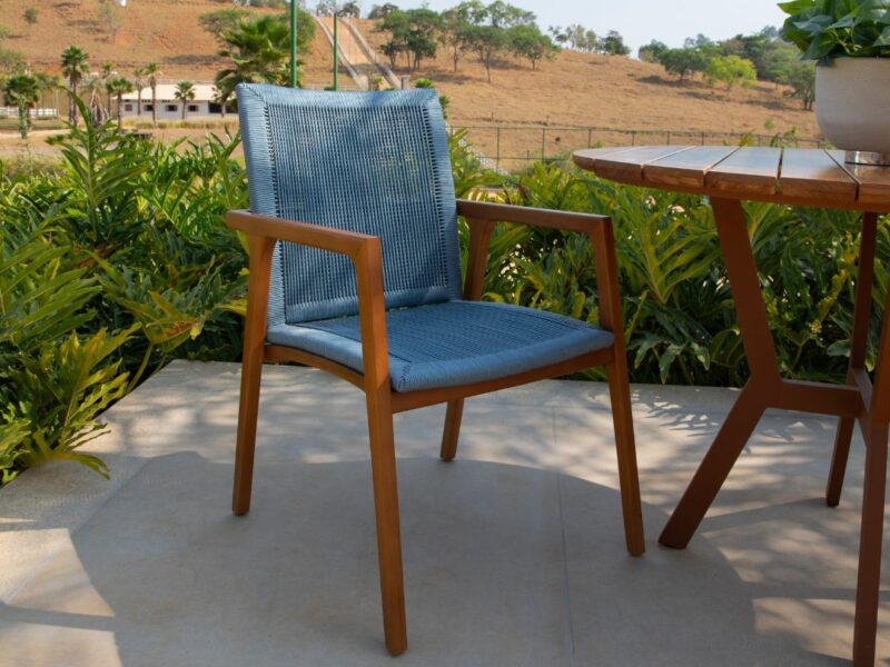 Móveis externos de alto padrão - cadeira em madeira e corda náutica