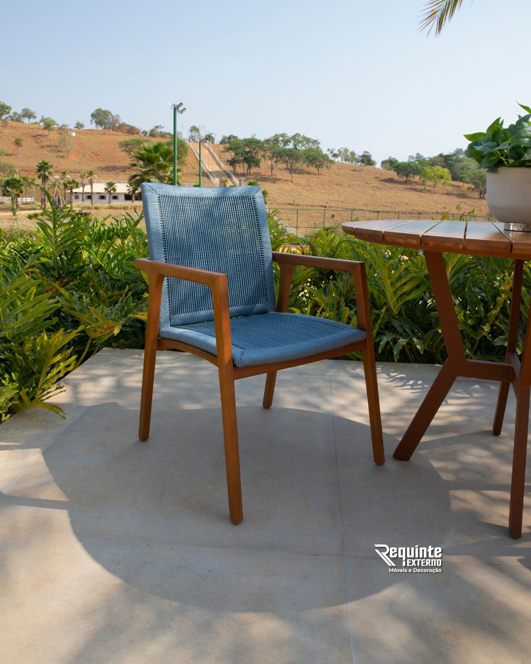 Móveis externos de alto padrão - cadeira em madeira e corda náutica