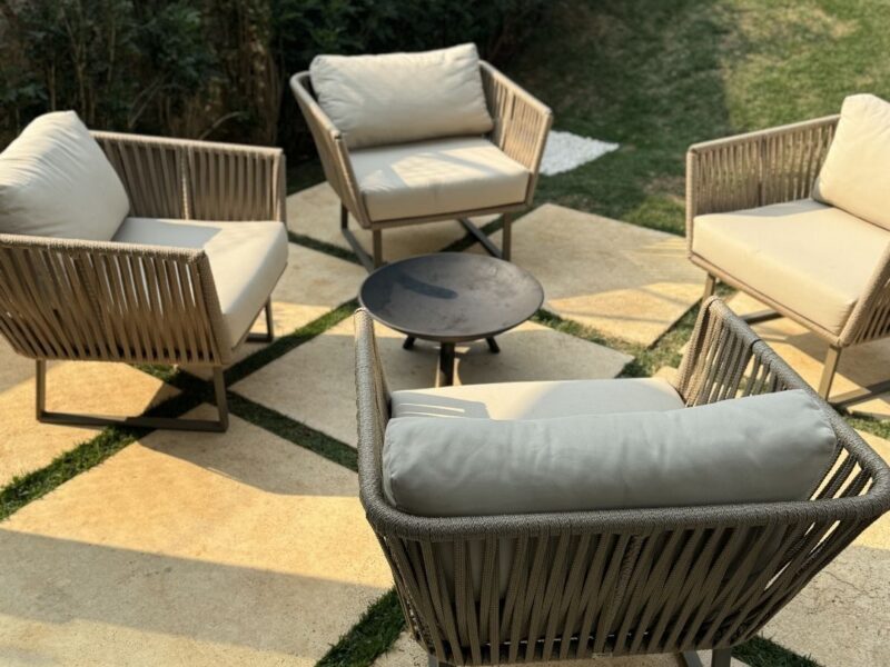 Móveis externos de alto padrão - poltronas em corda náutica bege para jardim