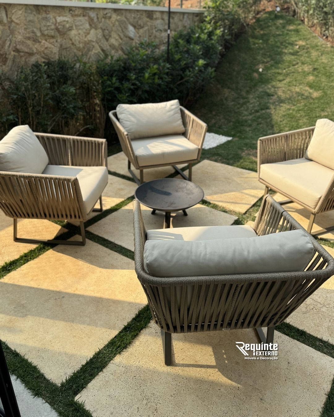 Móveis externos de alto padrão - poltronas em corda náutica bege para jardim