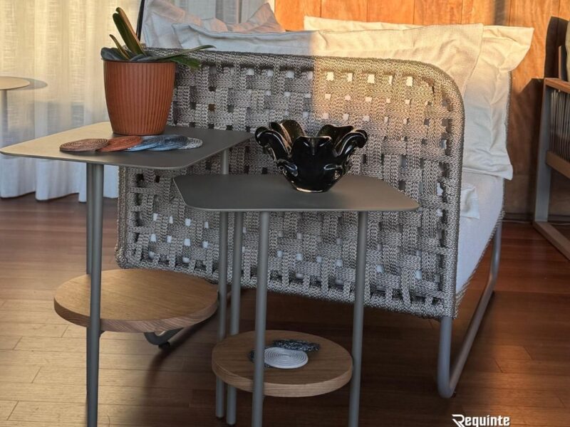 Móveis externos de alto padrão - mesas de apoio em alumínio e madeira